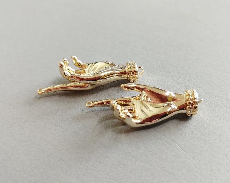 Gold plated, 26x11.5mm Hand connector pendant, EM0296